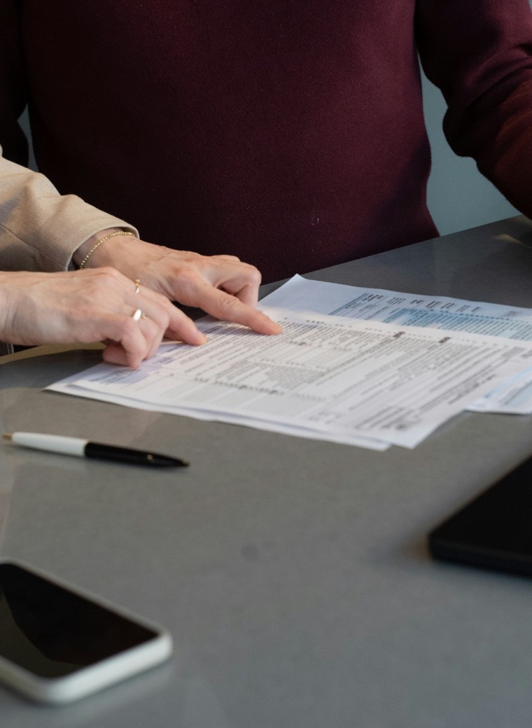 Dos personas repasando un formulario fiscal sobre la mesa